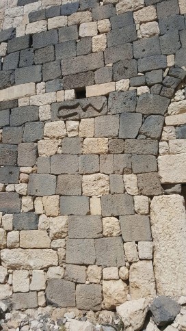 صورة لمنحوت يمني قديم يحمل شعار الإله ود ( الثعبان )