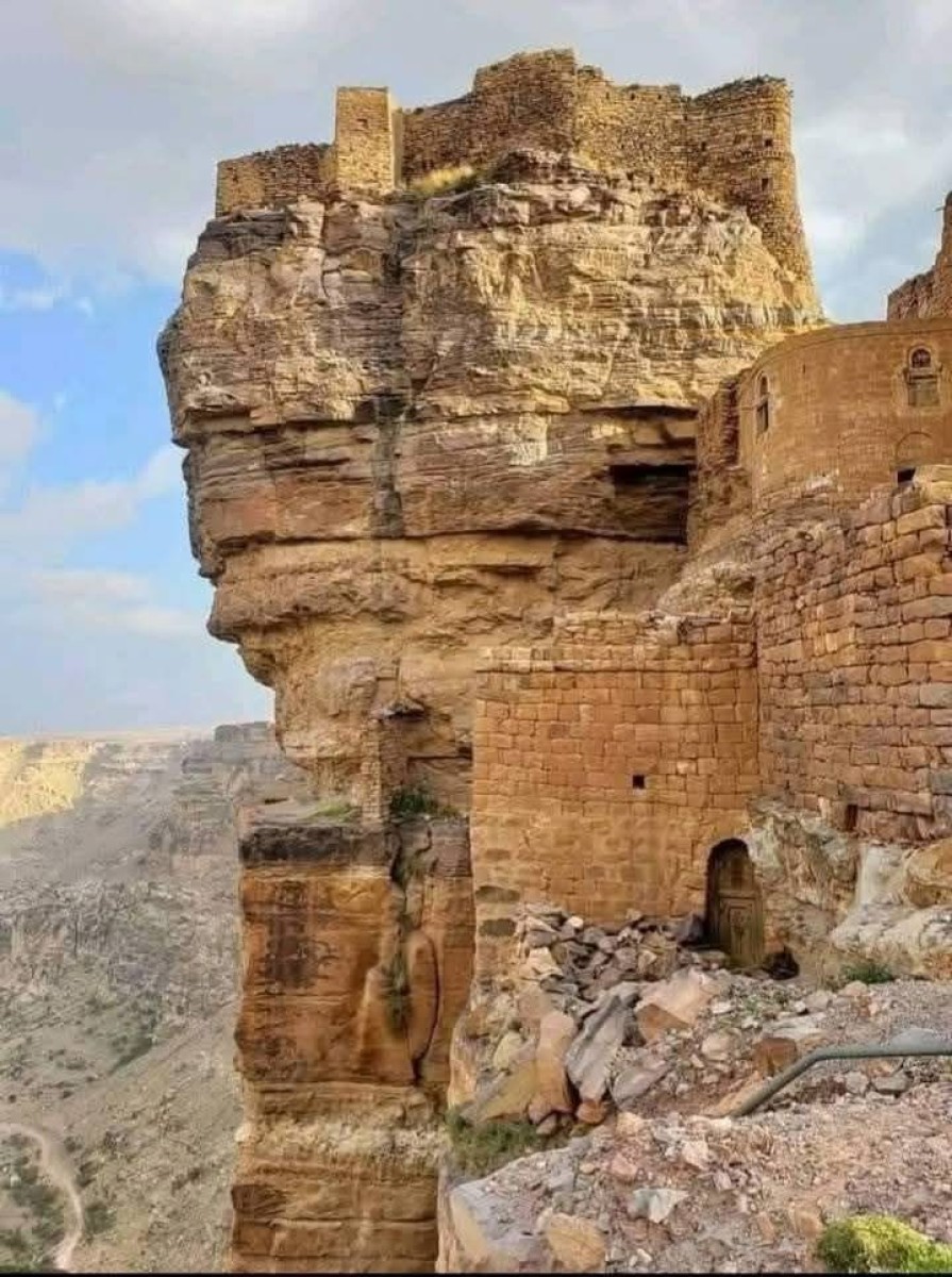 حصن الزكاتين هو حصن ينتصب شامخاً فوق صخرة عظيمة  في أعلى مدينة حبابة التاريخية ويقع حصن الزكاتين التاريخي في - محافظة_المحويت مديرية شبام كوكبان -اليمن