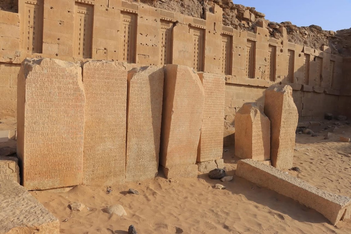 من هنا بداية التاريخ الإنساني وظهور القلم  والأبجدية